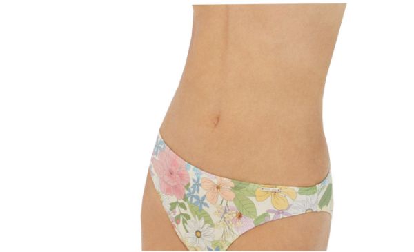 Εικόνα της Ysabel Mora εμπριμέ σλιπ μαγιό.