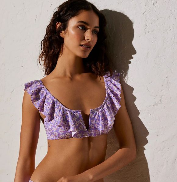Εικόνα της Ysabel Mora Λιλά Φλοράλ Μαγίο Top Με Φραμπαλά.