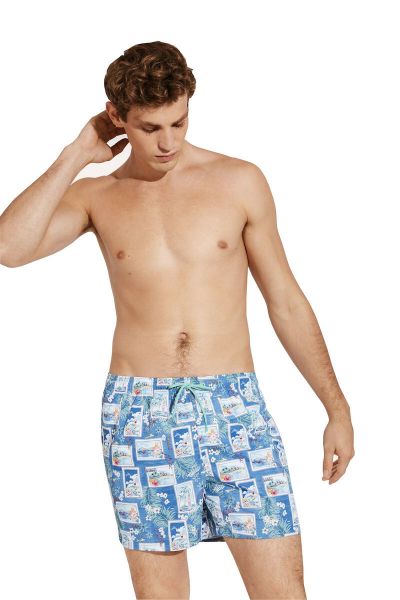 Εικόνα της Ysabel Mora μπλε εμπριμέ ανδρικό μαγιό σορτς.