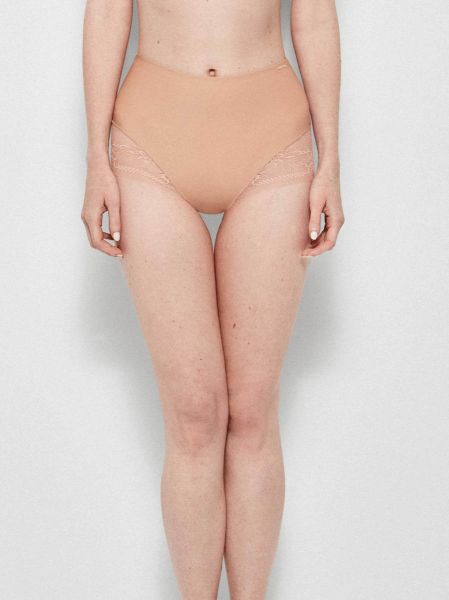 Εικόνα της Gisela μπεζ ψηλόμεσο σφιχτό slip με δαντέλα.