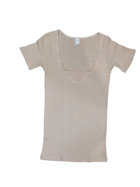 Εικόνα της Dreams μπεζ γυναικείο φανελάκι με κοντό μανίκι και δαντέλα.