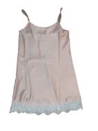 Εικόνα της Jeannette σομόν σατέν νυχτικό με ράντα και λευκή δαντέλα.