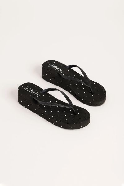 Εικόνα της Noidinotte μαύρες πουά σαγιονάρες με πλατφόρμα.