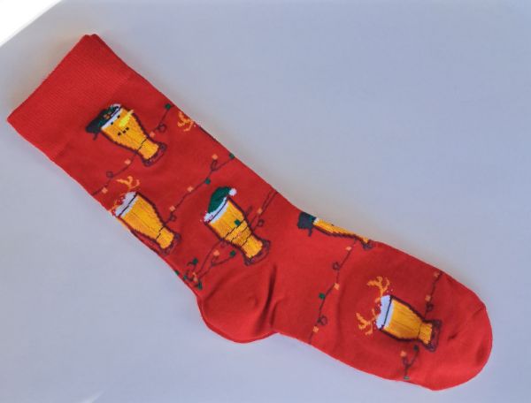 Εικόνα της Ciocca ανδρικές κόκκινες κάλτσες με χριστουγεννιάτικες μπύρες.