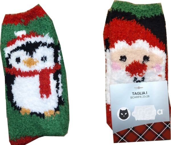 Εικόνα της 2 ΤΕΜΑΧΙΑ παιδικές χρωματιστές χνουδωτές κάλτσες με σχέδια και πατουσάκια σιλικόνης από κάτω. Μια με τον Άγιο Βασίλη και μια με πιγκουίνο.(98%POLYESTER-2%ELASTANE)