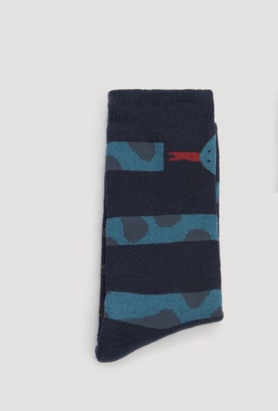 Εικόνα της Ysabel Mora μπλε κάλτσες με πατουσάκια σιλικόνης και σχέδιο φίδι.