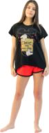 Εικόνα της Παιδική κοριτσίστικη πιτζάμα από 100% βαμβάκι. Μαύρη μπλούζα με κοντό μανίκι και στάμπα. Κόκκινο σορτς.