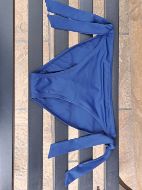 Εικόνα της Triumph Brief Essentials Tai μπλε με δεσίματα στο πλάι.