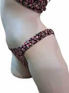 Εικόνα της Apple μαύρο εμπριμέ μαγίο slip με στενό πλαϊνό.