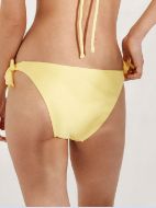 Εικόνα της Ysabel Mora κίτρινο μαγιό σλιπ με δεσίματα στο πλάι.