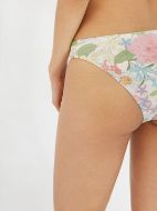 Εικόνα της Ysabel Mora εμπριμέ σλιπ μαγιό.