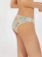 Εικόνα της Ysabel Mora εμπριμέ σλιπ μαγιό.