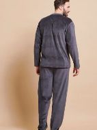 Εικόνα της Rafael by Jeannette ανθρακί βελούδινη ανδρική πιτζάμα με κέντημα.