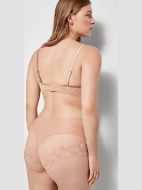 Εικόνα της Gisela μπεζ ψηλόμεσο σφιχτό slip με δαντέλα.