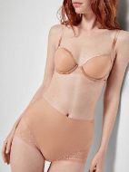 Εικόνα της Gisela μπεζ ψηλόμεσο σφιχτό slip με δαντέλα.