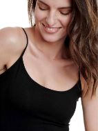 Εικόνα της Μαύρο γυναικείο τοπ με λεπτή ράντα από 95% Bamboo -5% Elastane.