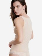 Εικόνα της Μπεζ γυναικείο τοπ με φαρδιά ράντα από 95% Bamboo - 5% Elastane.
