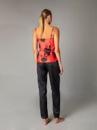 Εικόνα της Milena σατέν κόκκινη/μαύρη γυναικεία πιτζάμα φλοράλ, με λεπτομέρειες δαντέλας.