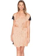 Εικόνα της Jeannette Σομόν σατέν σταυρωτή ρόμπα με μαύρο πουά και λεπτομέρειες μαύρης δαντέλας.