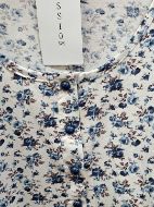 Εικόνα της Passion εκρού/μπλε φλοράλ νυχτικό με ζαπονέ μανίκι.