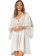 Εικόνα της Milena by Paris ιβουάρ σατέν ρόμπα με δαντέλα.