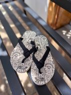 Εικόνα της Noidinotte εκρού/μαύρες γυναικείες σαγιονάρες.