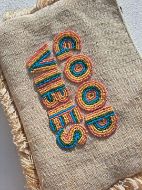 Εικόνα της BLE RESORT COLLECTION ΤΣΑΝΤAKI ΥΦΑΣΜΑΤΙΝΟ ''GOOD VIBES'' ΕΚΡΟΥ ΜΕ ΜΠΛΕ/ΠΟΡΤΟΚΑΛΙ ΧΑΝΤΡΕΣ 10X7. (ΚΩΔ.: 5-42-885-0043)