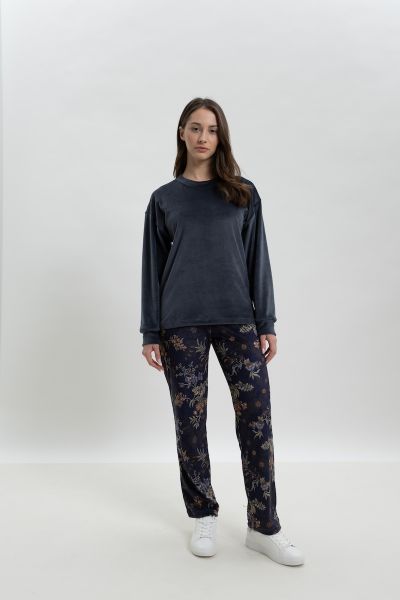 Εικόνα της Giota Μπλε Βελούδινη Γυναικεία Πιτζάμα Με Εμπριμέ Παντελόνι.