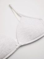 Εικόνα της Ysabel Mora γκρι σουτιέν χωρίς μπανέλα, με ελαφριά επένδυση.