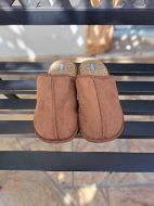 Εικόνα της Noidinotte καφέ προβατέ ανδρικές παντόφλες.